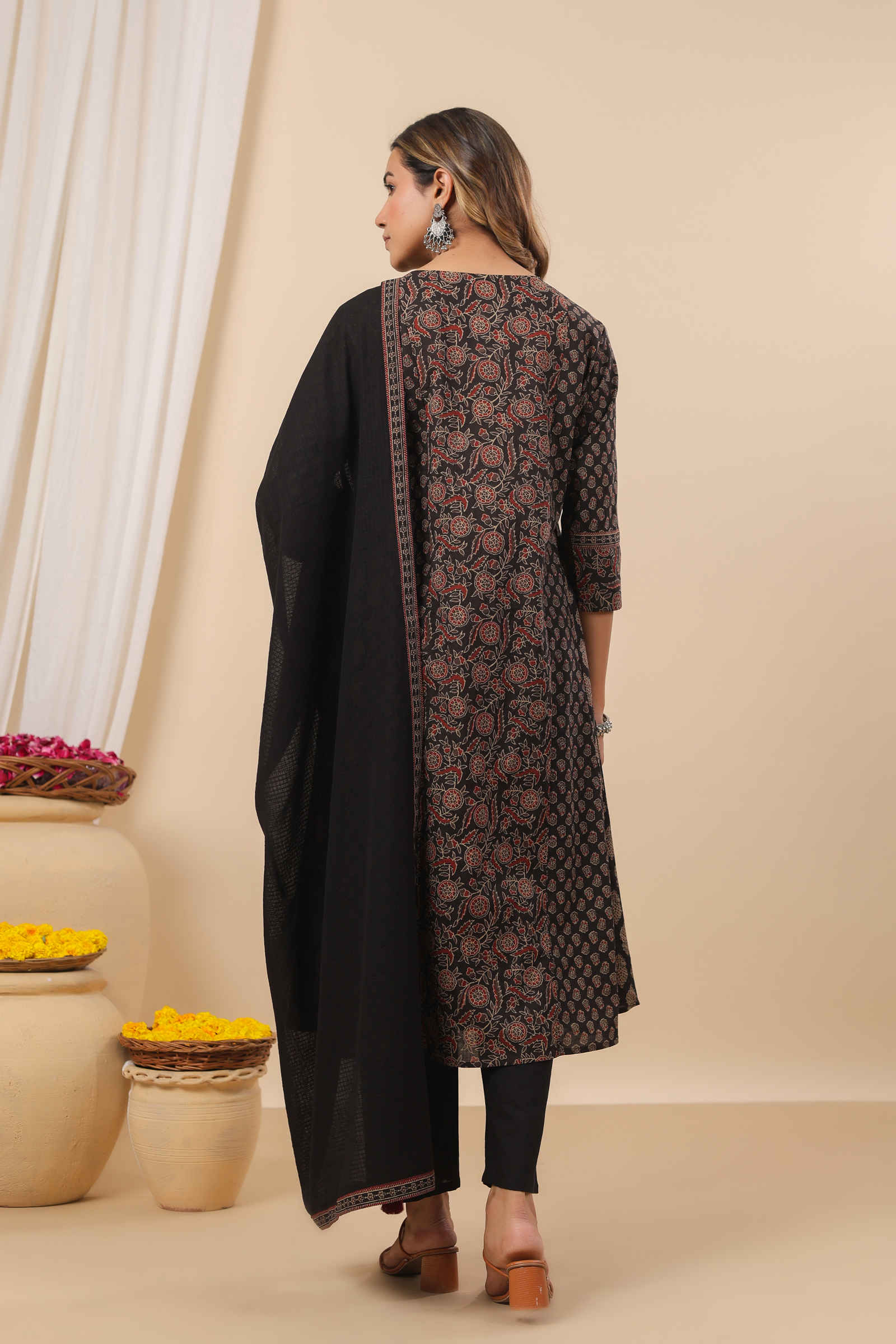 Kilf Sunehri Noir Black Kurta Pant And Dupatta Set
